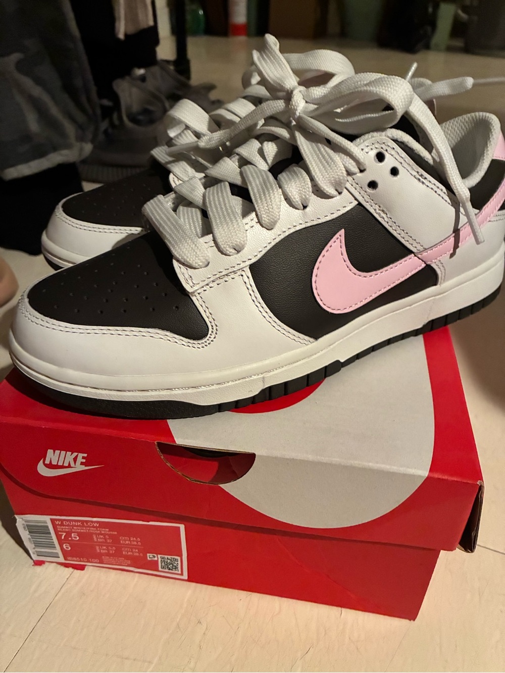 Nike Kids Low-Top Sneakers in White, Black & Pink